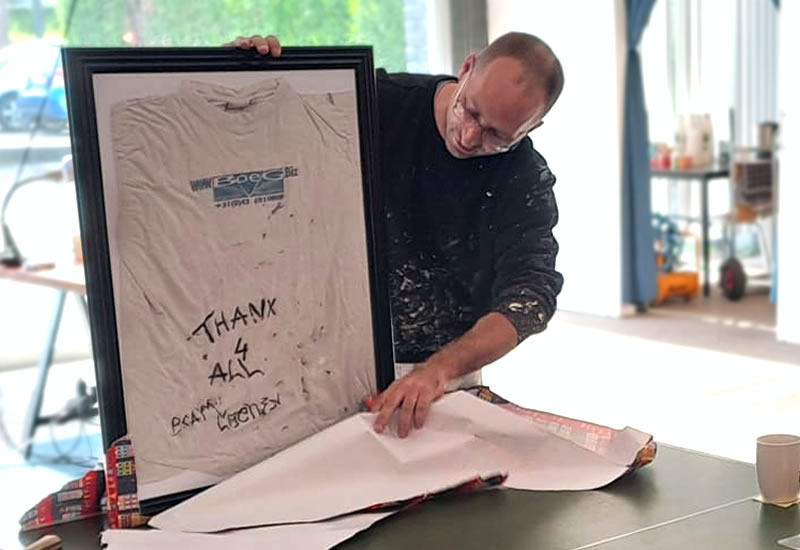 Deze afbeelding heeft een leeg alt-attribuut; de bestandsnaam is Bram_en_zijn_shirt.jpg